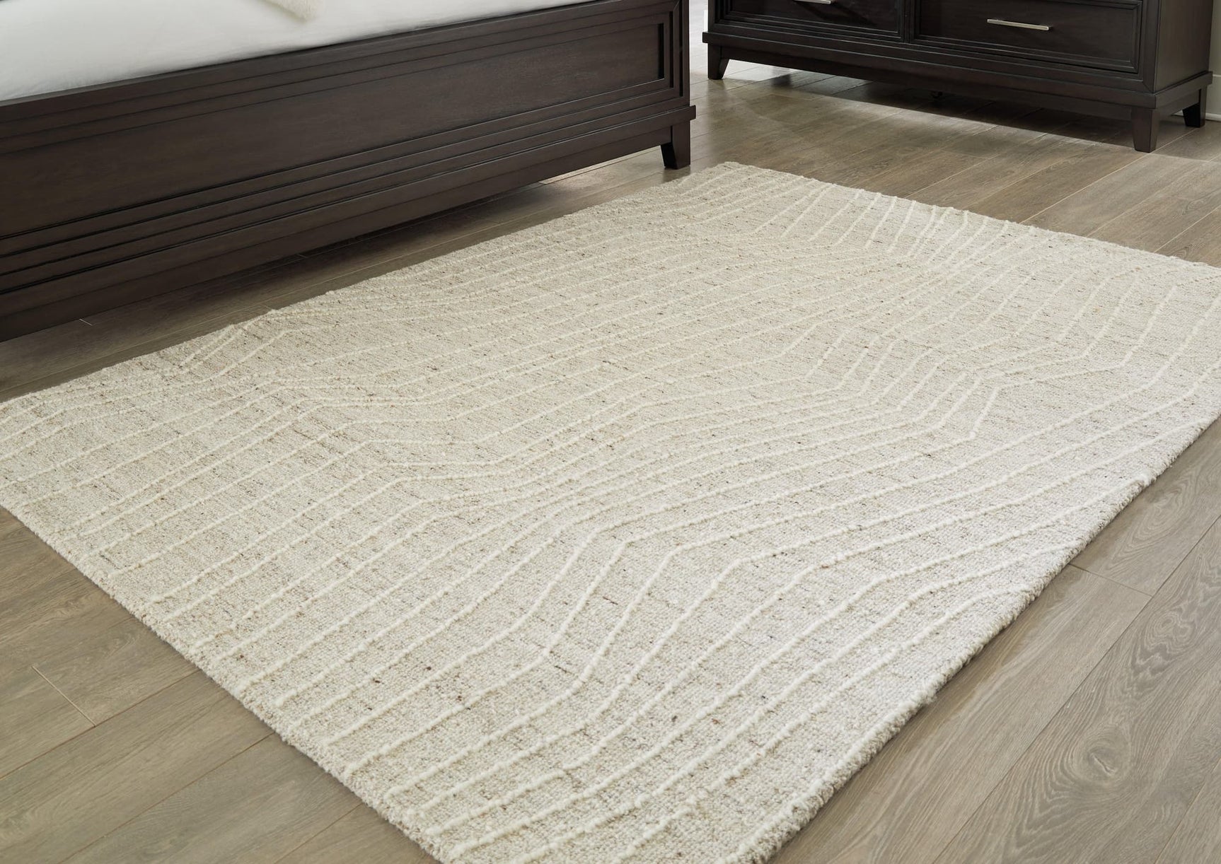 Varahill Gray/Ivory Medium Rug - Ella Furniture