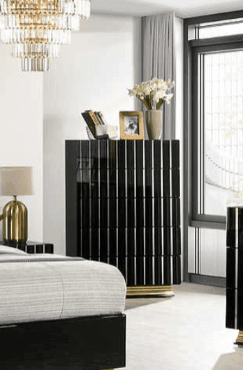 Lila Black Chest