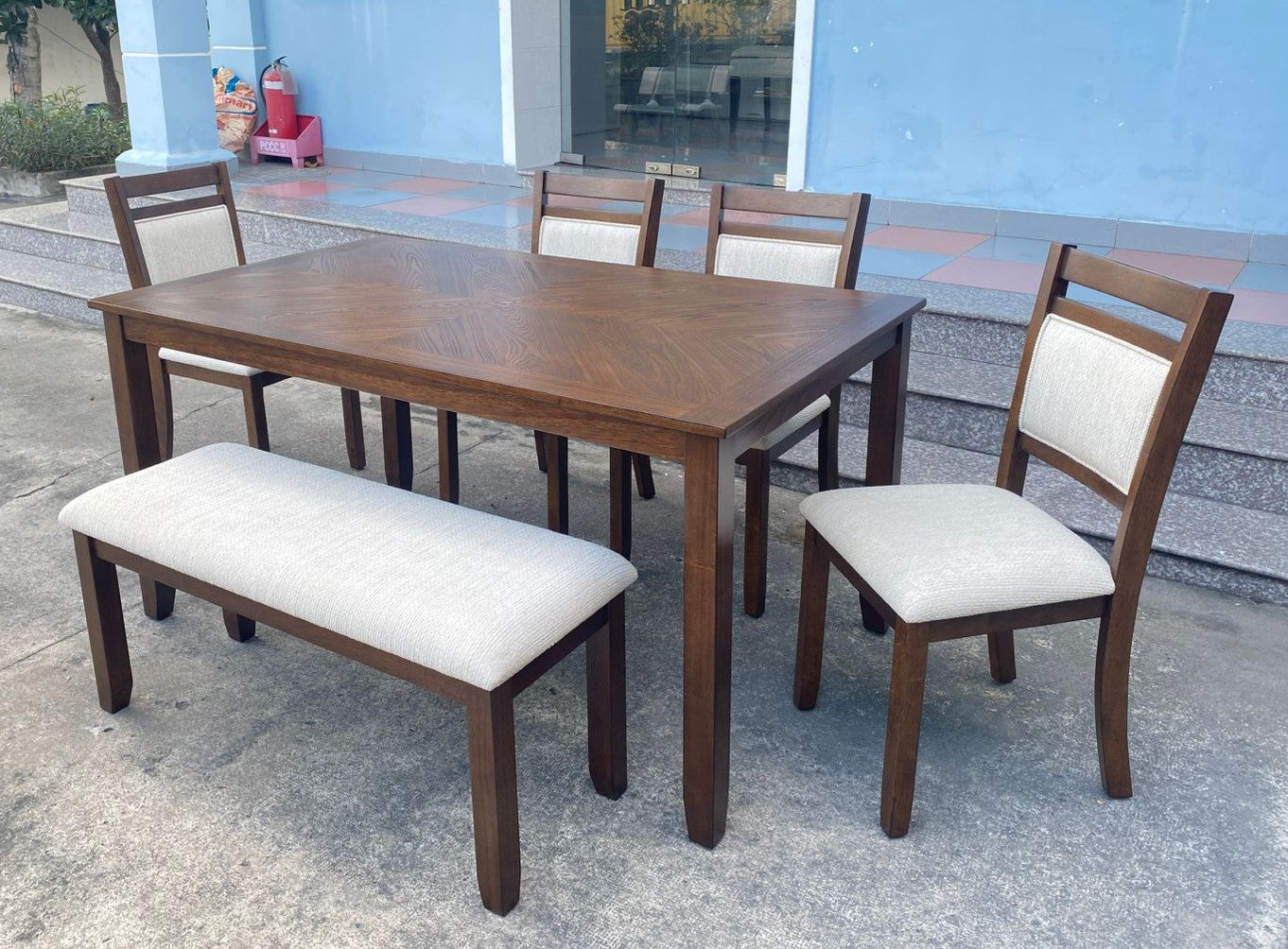 Avasa Dark Brown Dining Room Set