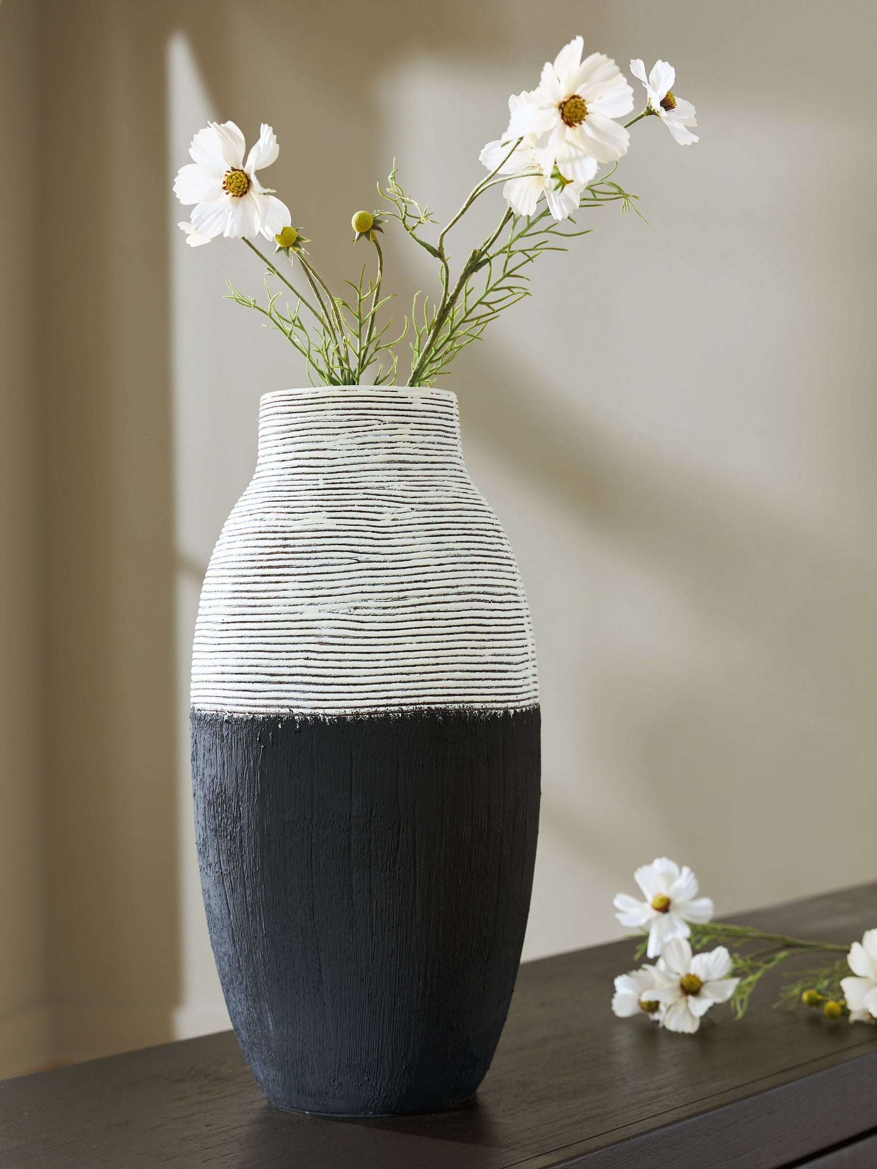 Girtha Antique White/Black Vase