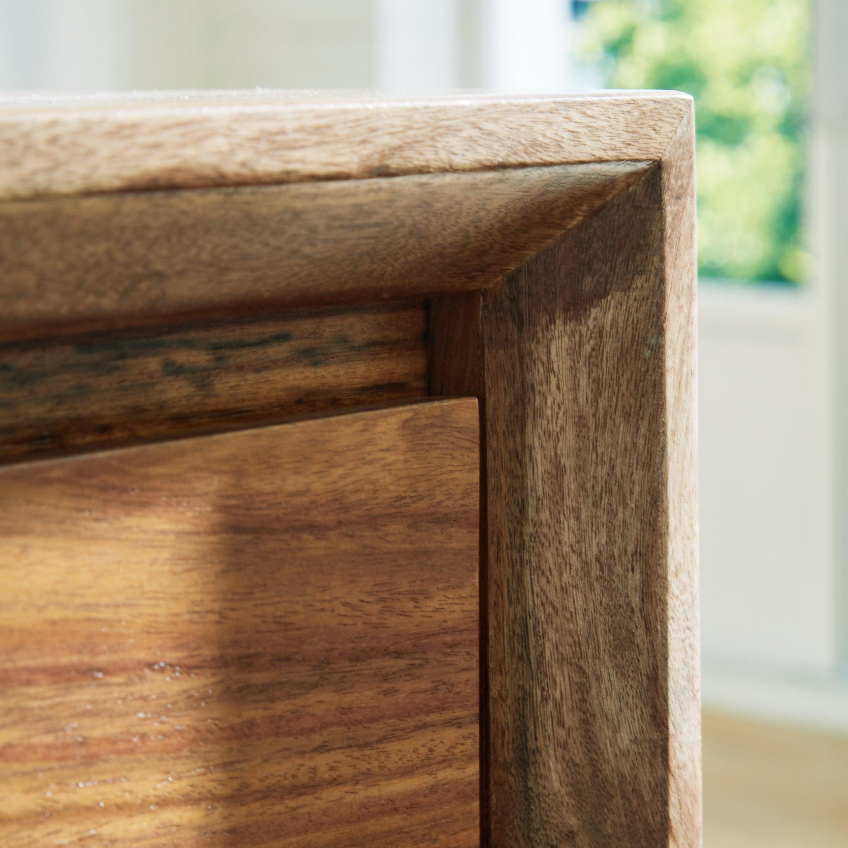 Dressonni Brown Chest of Drawers