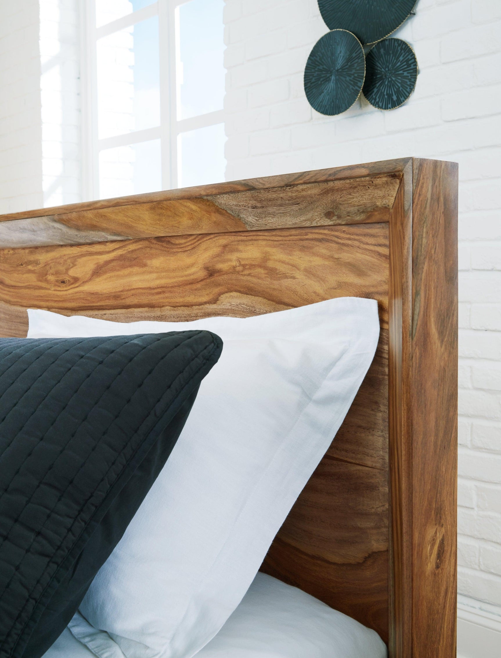 Dressonni Brown King Panel Bed