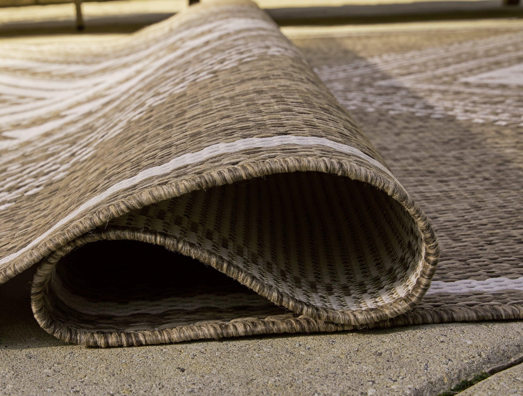 Dunsler Brown and Cream 5' x 7' Indoor-Outdoor Rug
