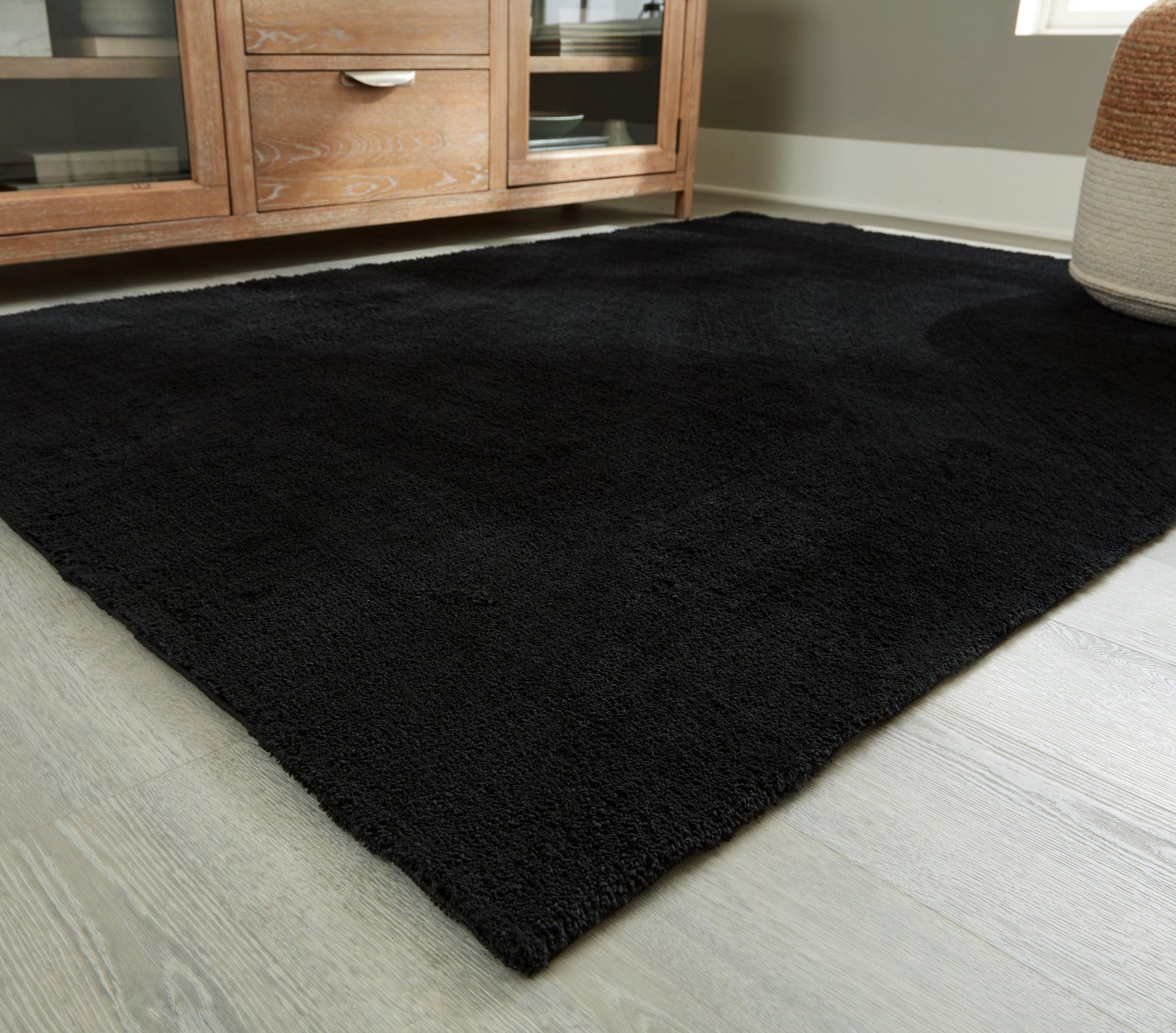 Anaben Black 5' X 7' Rug - Ella Furniture