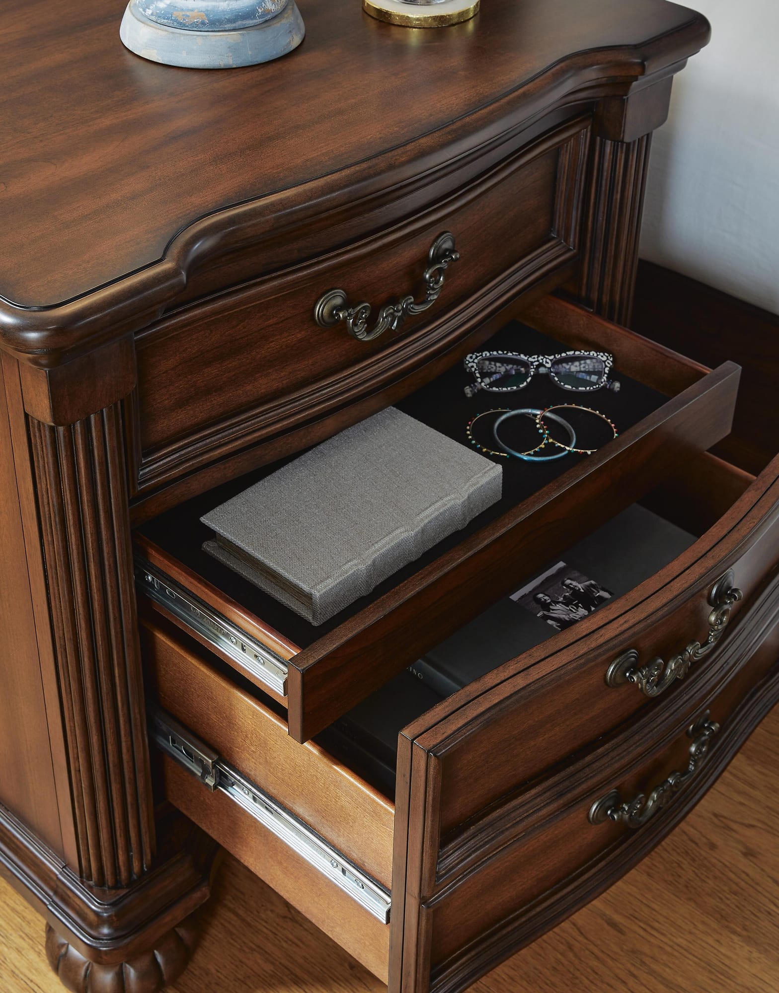 Lavinton Brown Poster Bedroom Set detail view