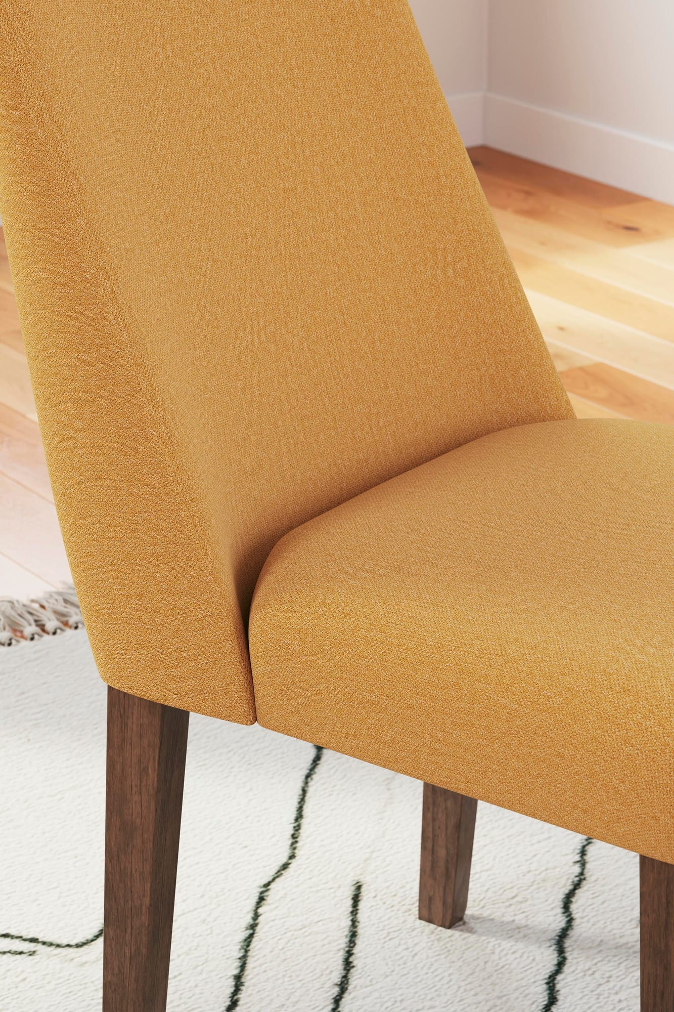 Lyncott Brown Dining Set 2 detail view