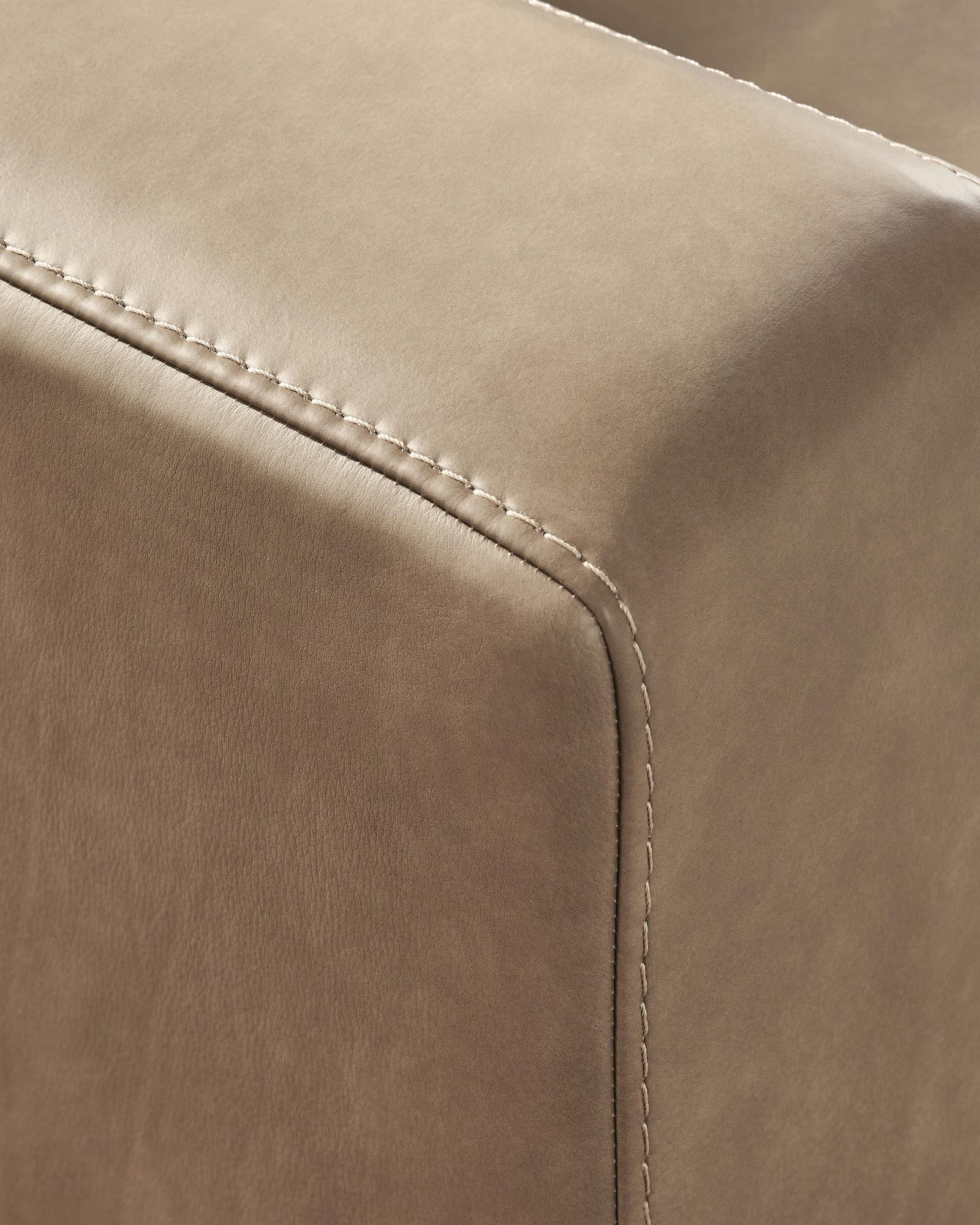 Veronella Sahara Leather 3-Piece Sectional with Chaise detail view