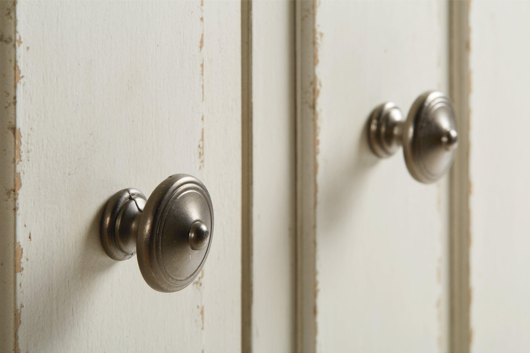 Roranville Antique White Accent Cabinet - Ella Furniture