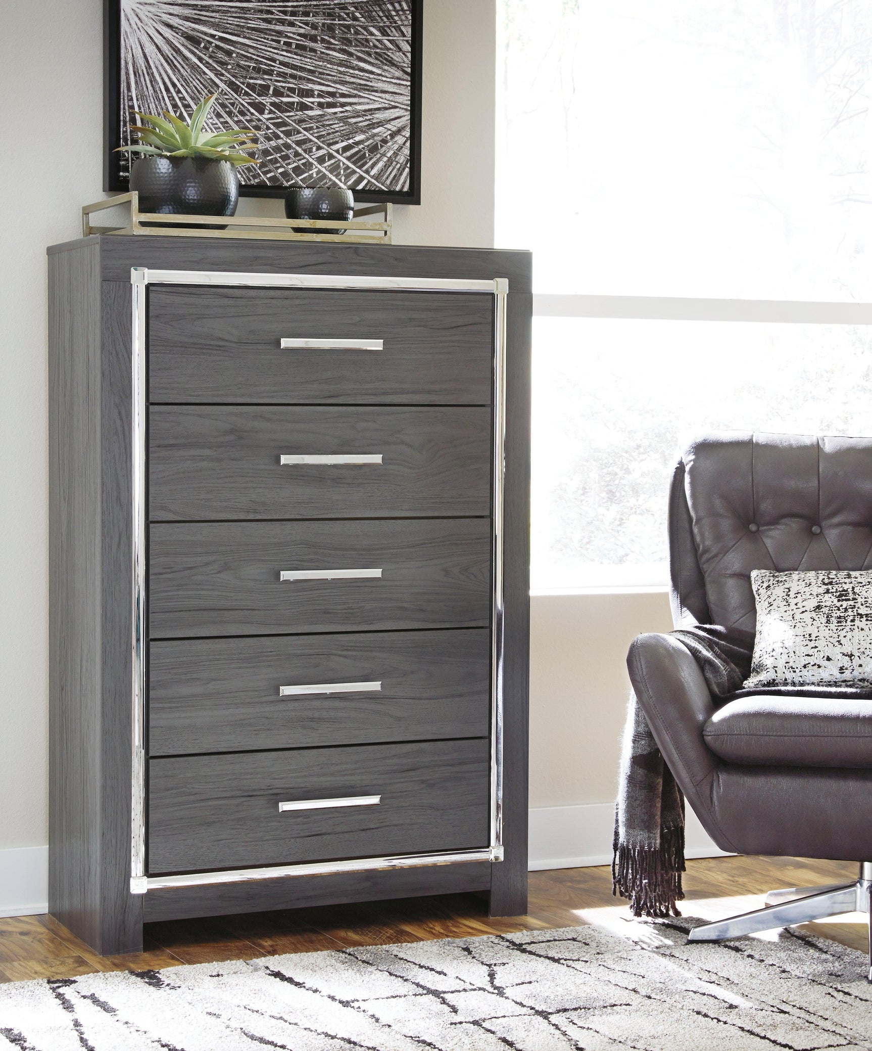 Side view of Lodanna Gray 5-drawer chest