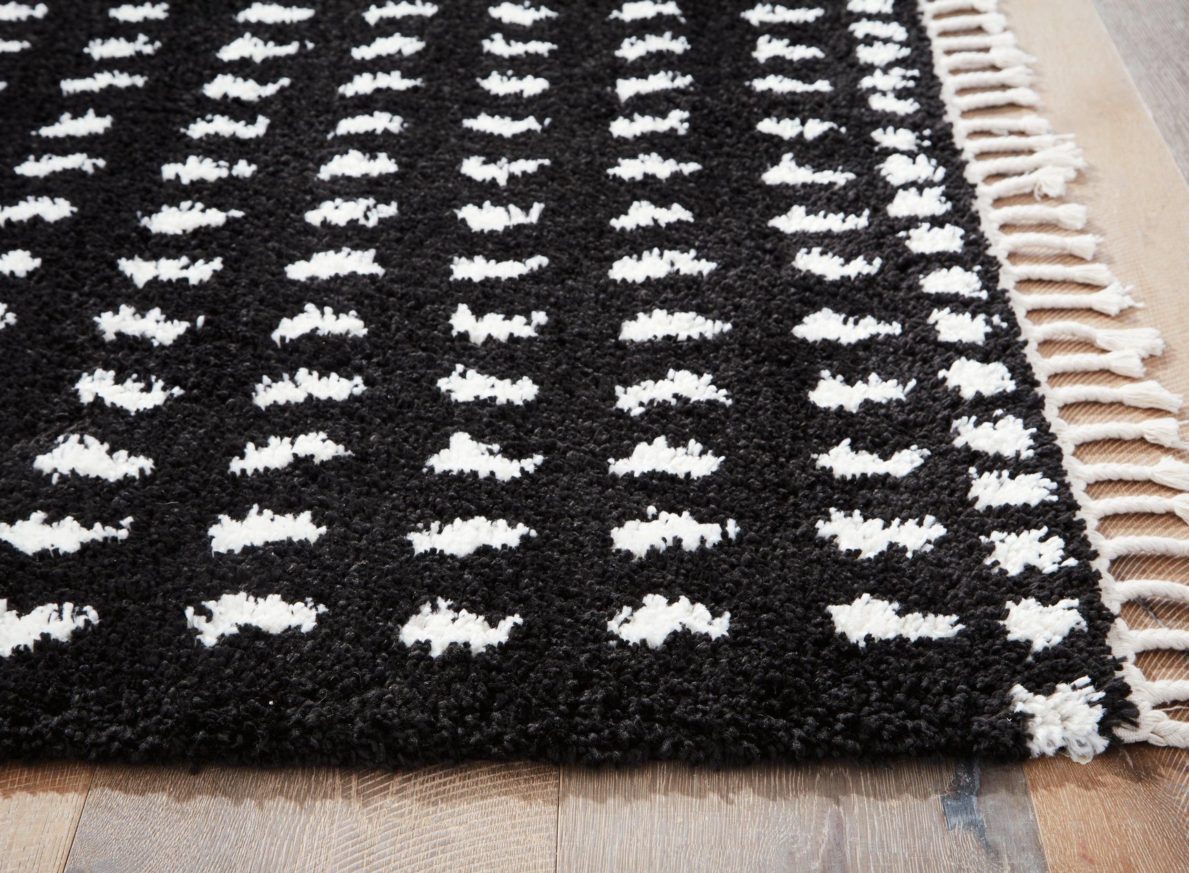Minston Black/white 5' X 7' Rug - Ella Furniture