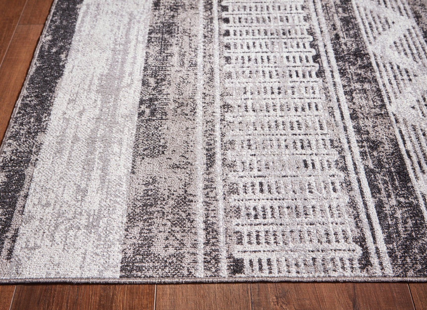 Henchester Multi 5' X 7' Rug - Ella Furniture