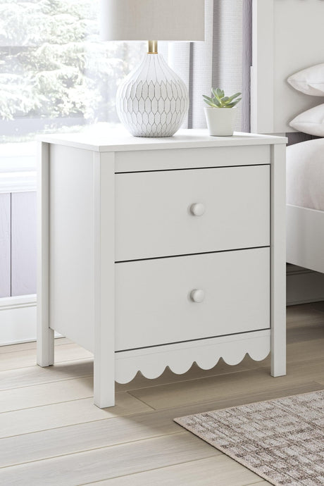 Hallityn White Nightstand