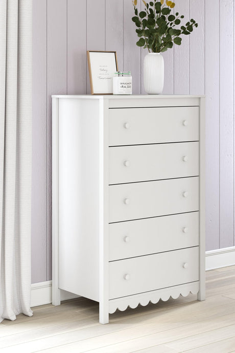 Hallityn White Chest of Drawers