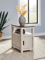 Fendenmore Brown Gray/Antique White Chairside End Table