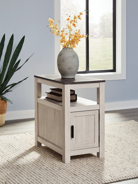 Fendenmore Brown Gray/Antique White Chairside End Table