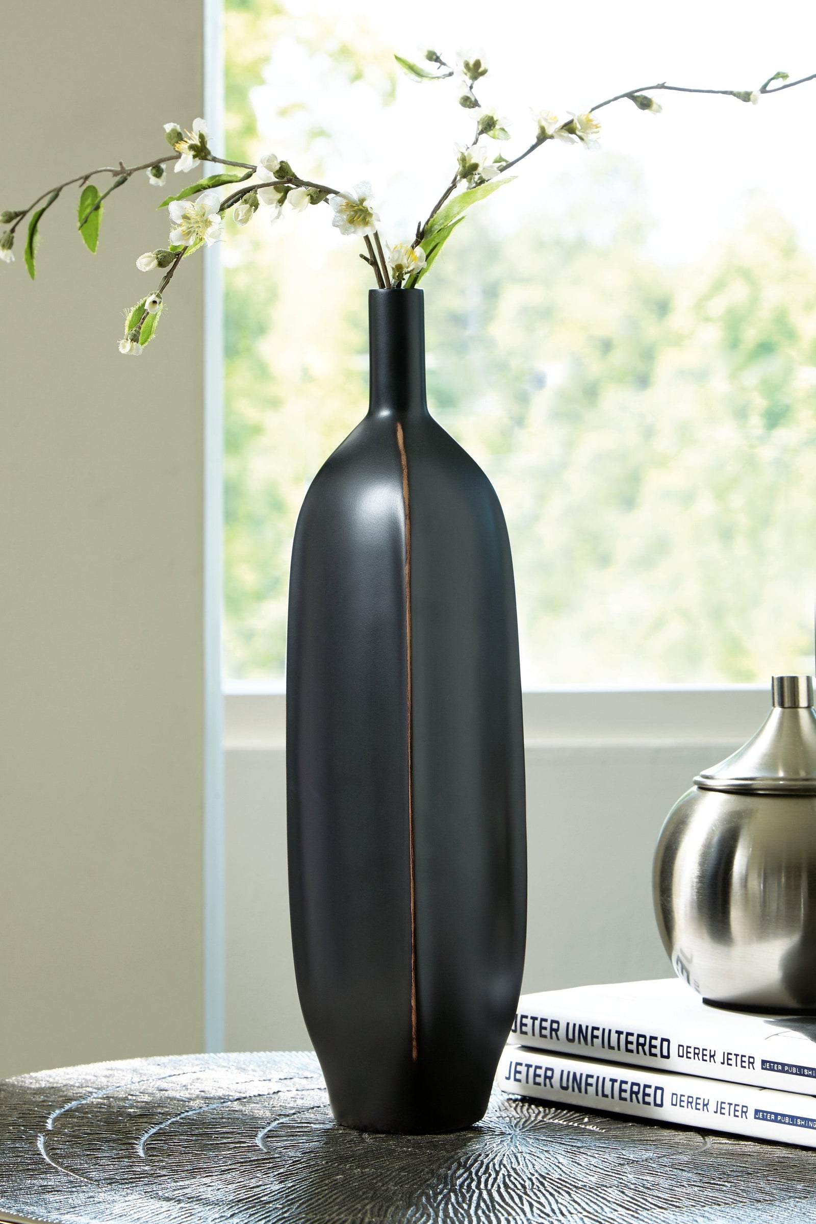 Rhaveney Black Vase - Ella Furniture