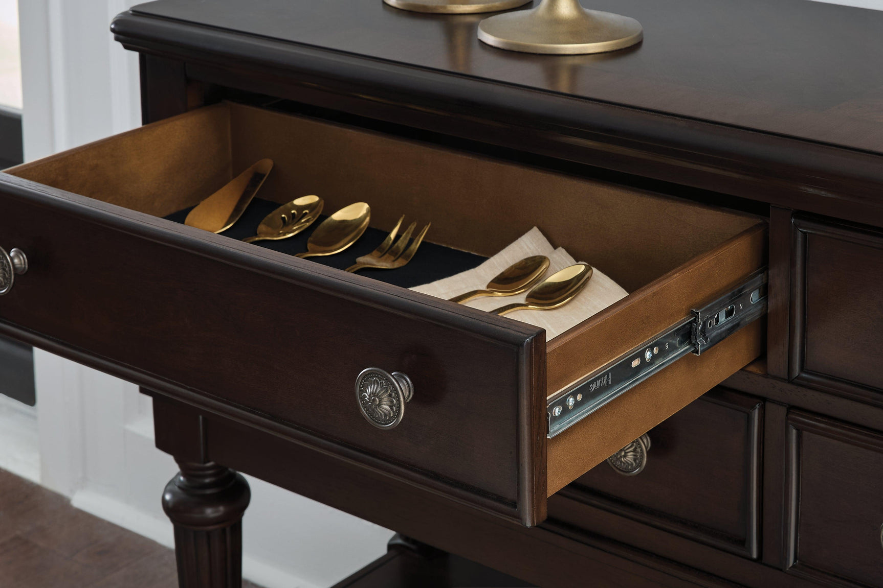 Lavinton Brown Dining Server