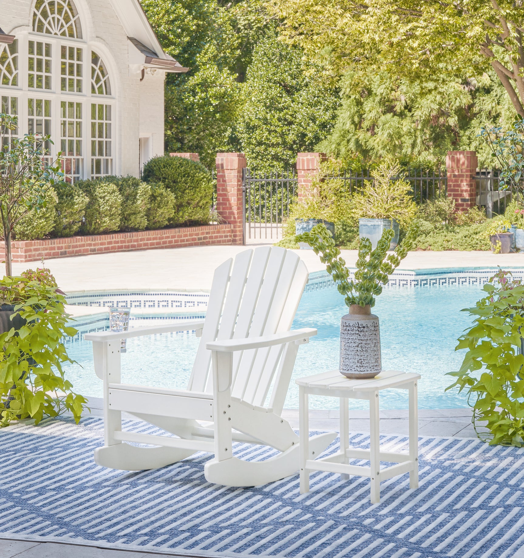 Sundown White Treasure Outdoor Chair with End Table