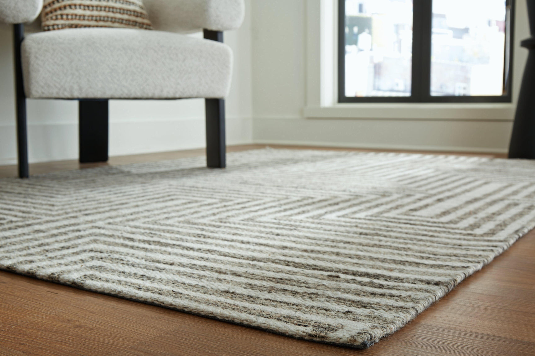 Jossen Ivory/Gray 5' x 7' Rug