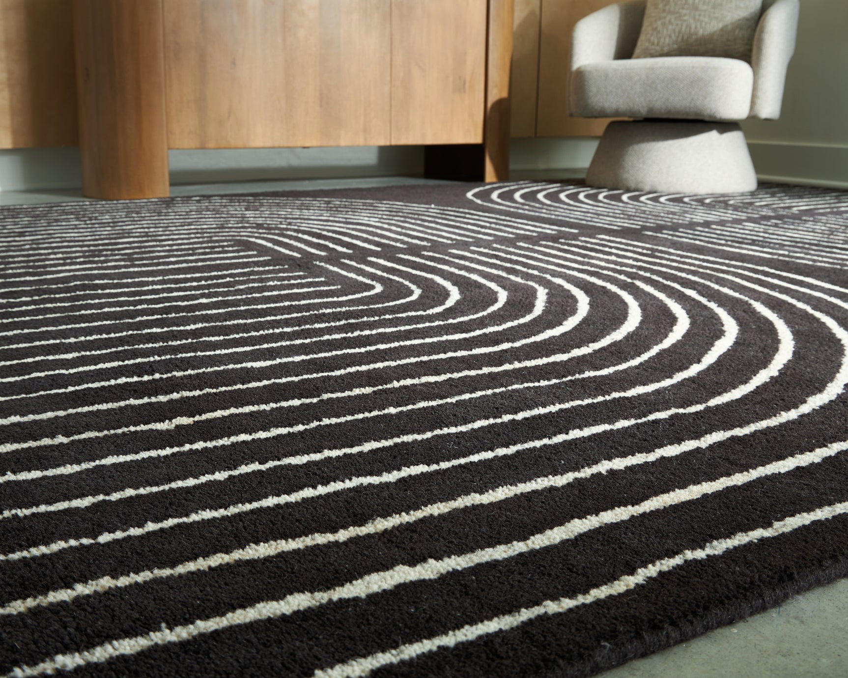 Eldonmore Black/Ivory 5' x 7' Area Rug