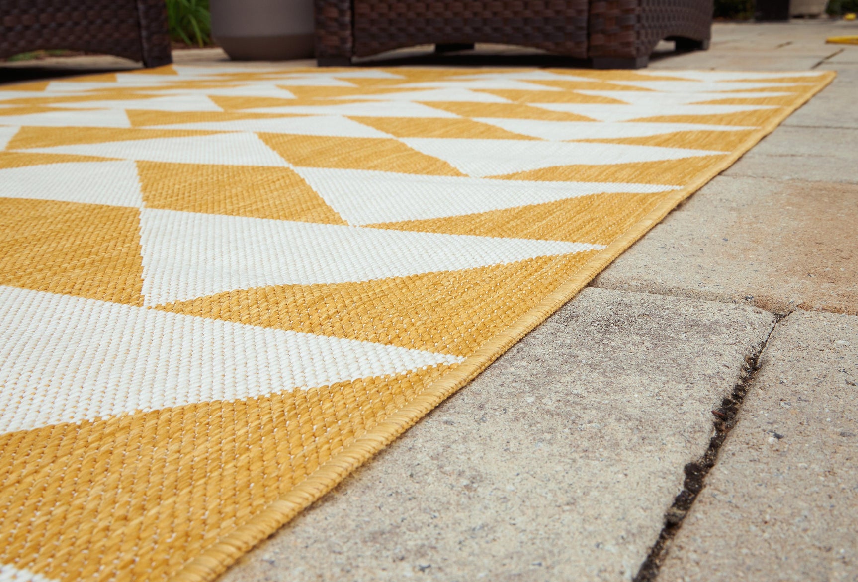 Thomley Ivory and Yellow 8' x 10' Indoor/Outdoor Rug