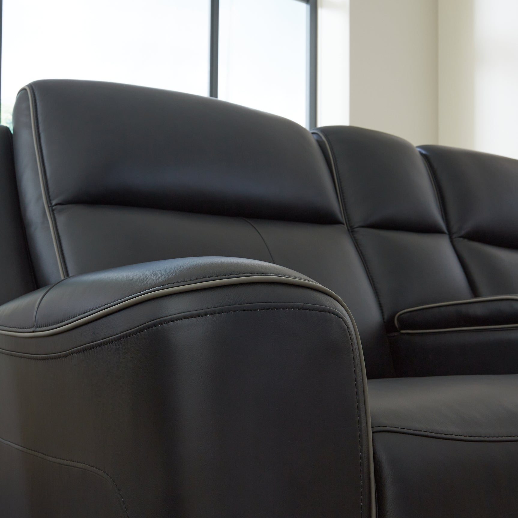 5Z-Comfort Onyx Power Reclining Loveseat with Console