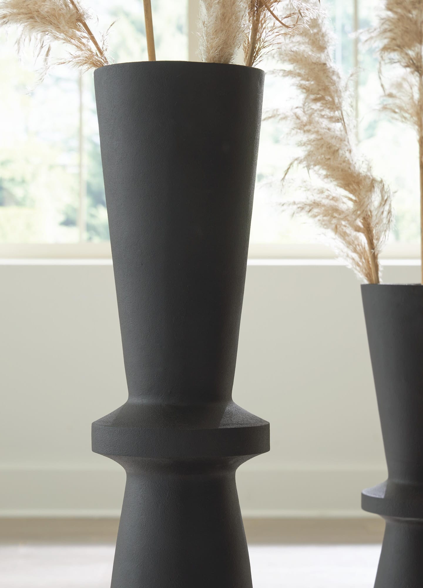 Collisten Black Vase detail view