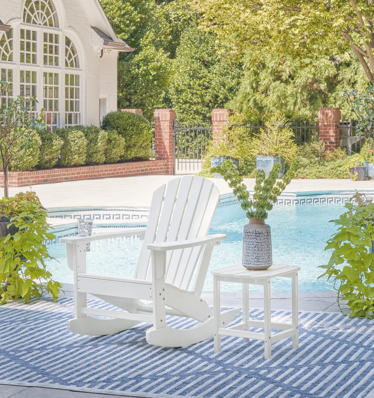 Sundown Treasure White Outdoor Chair with End Table — product image 3