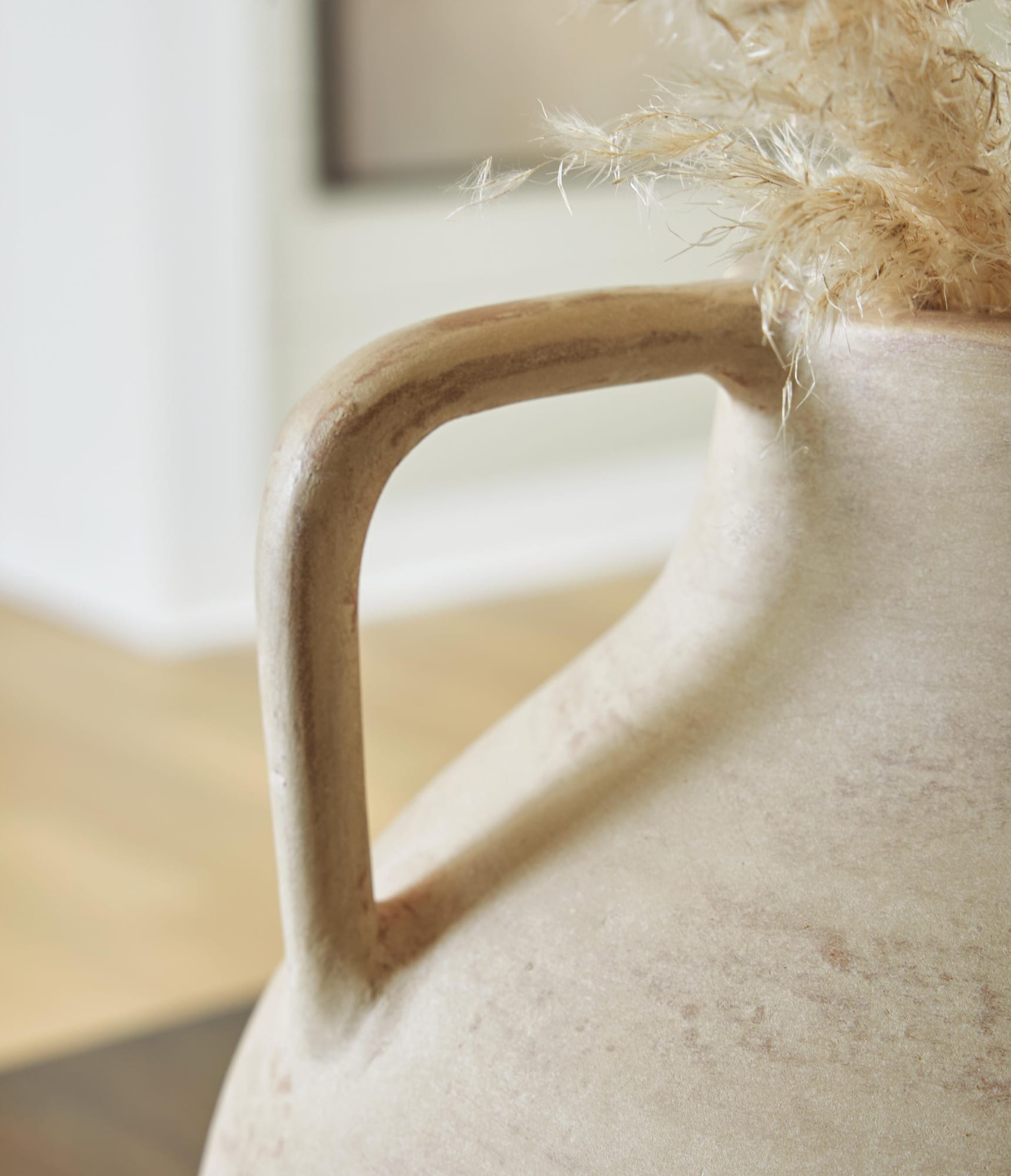 Justy Antique Beige Vase detail view