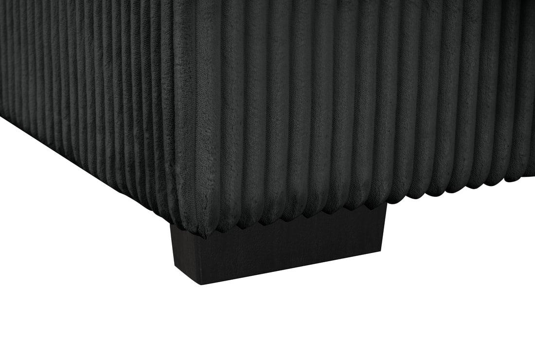 Silvia Black Reversible Sectional w Pull-Out Bed