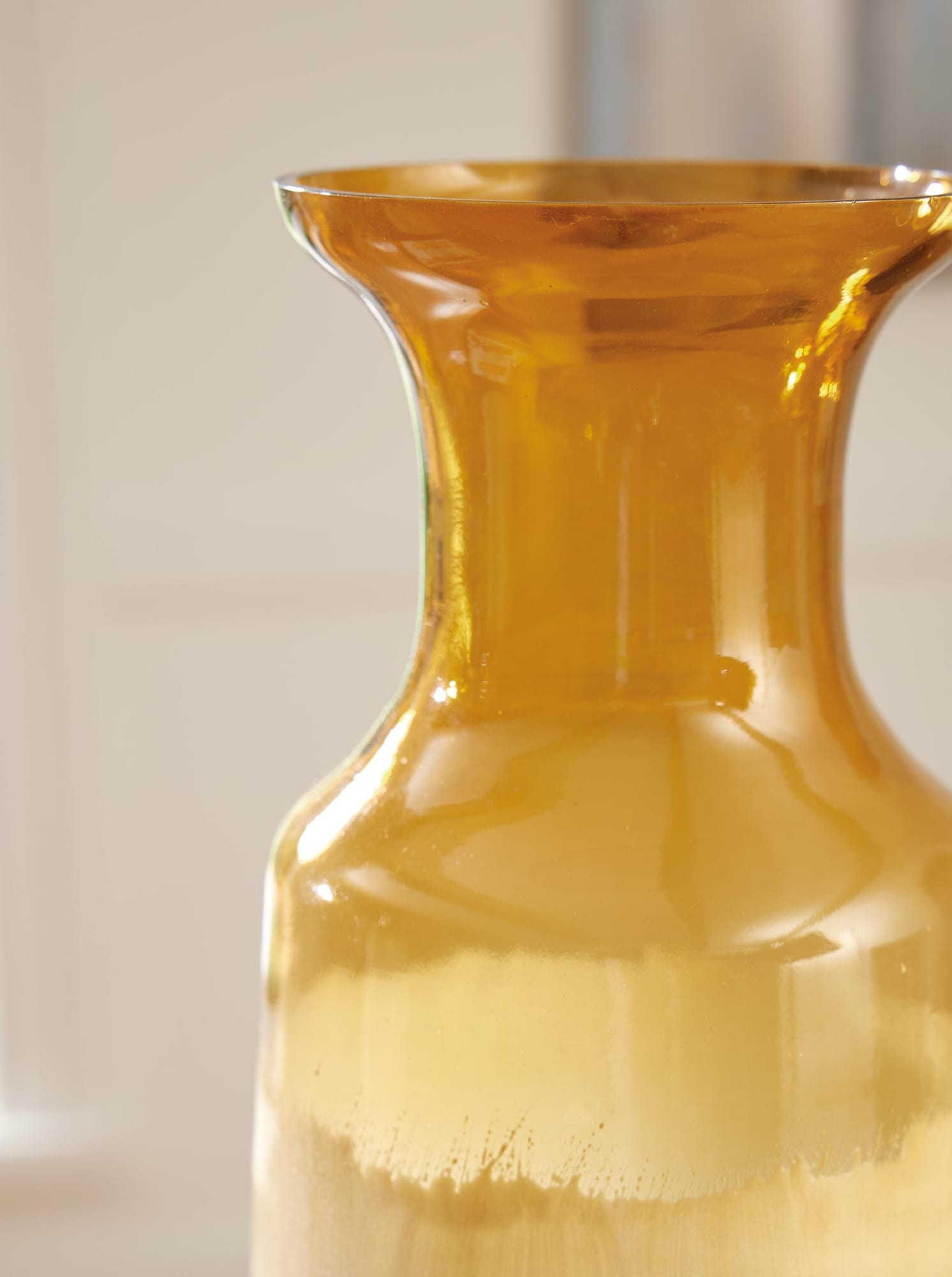 Wynburg White/Amber Vase detail view