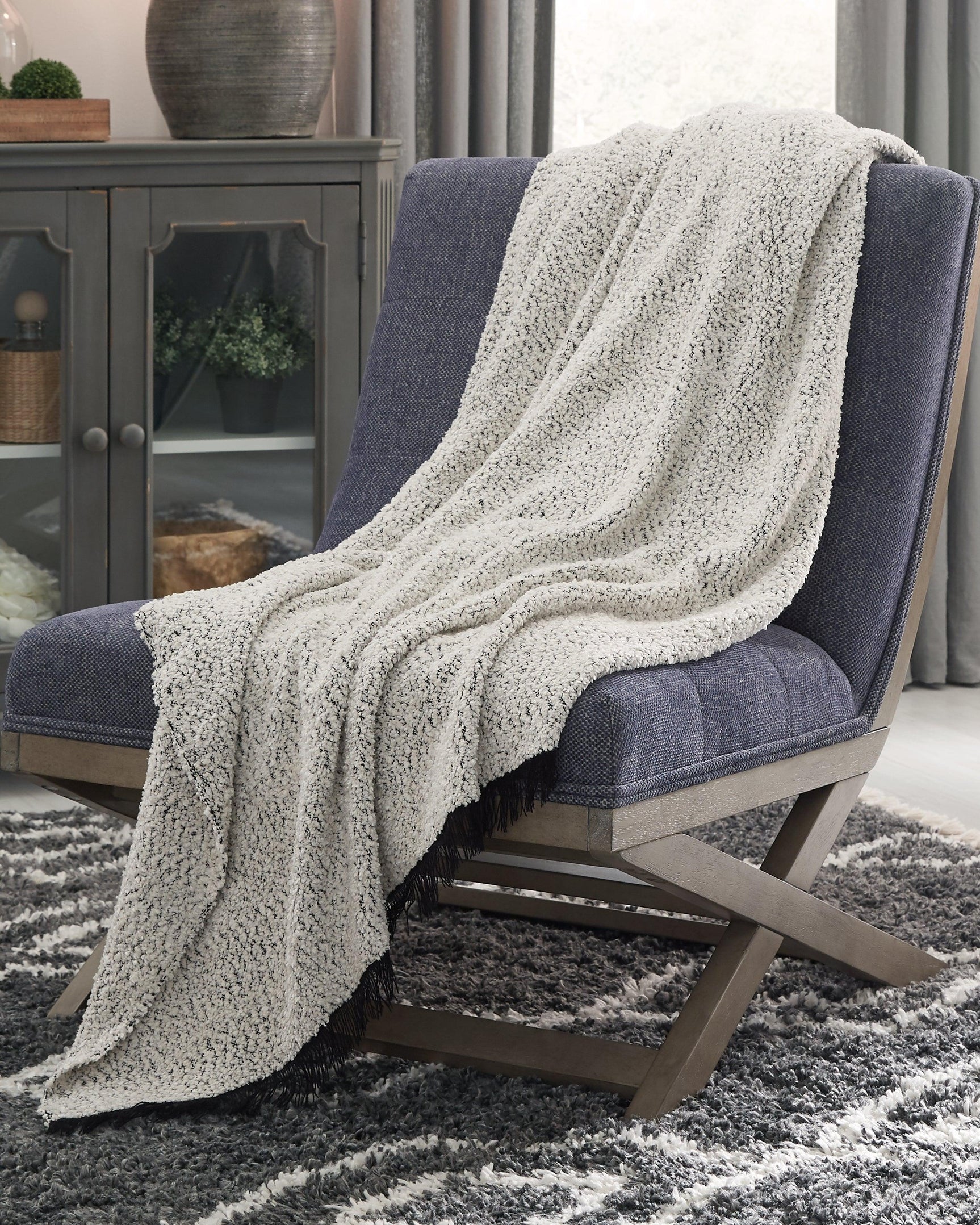 Leonita Black/White Throw - Ella Furniture