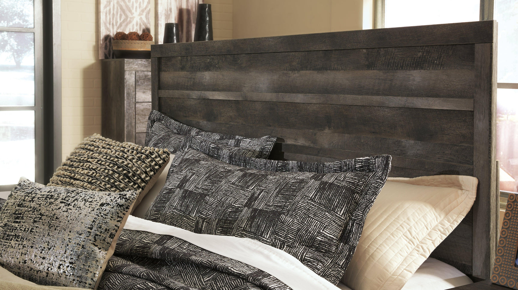 Wynnlow Gray Queen Panel Bed - Ella Furniture